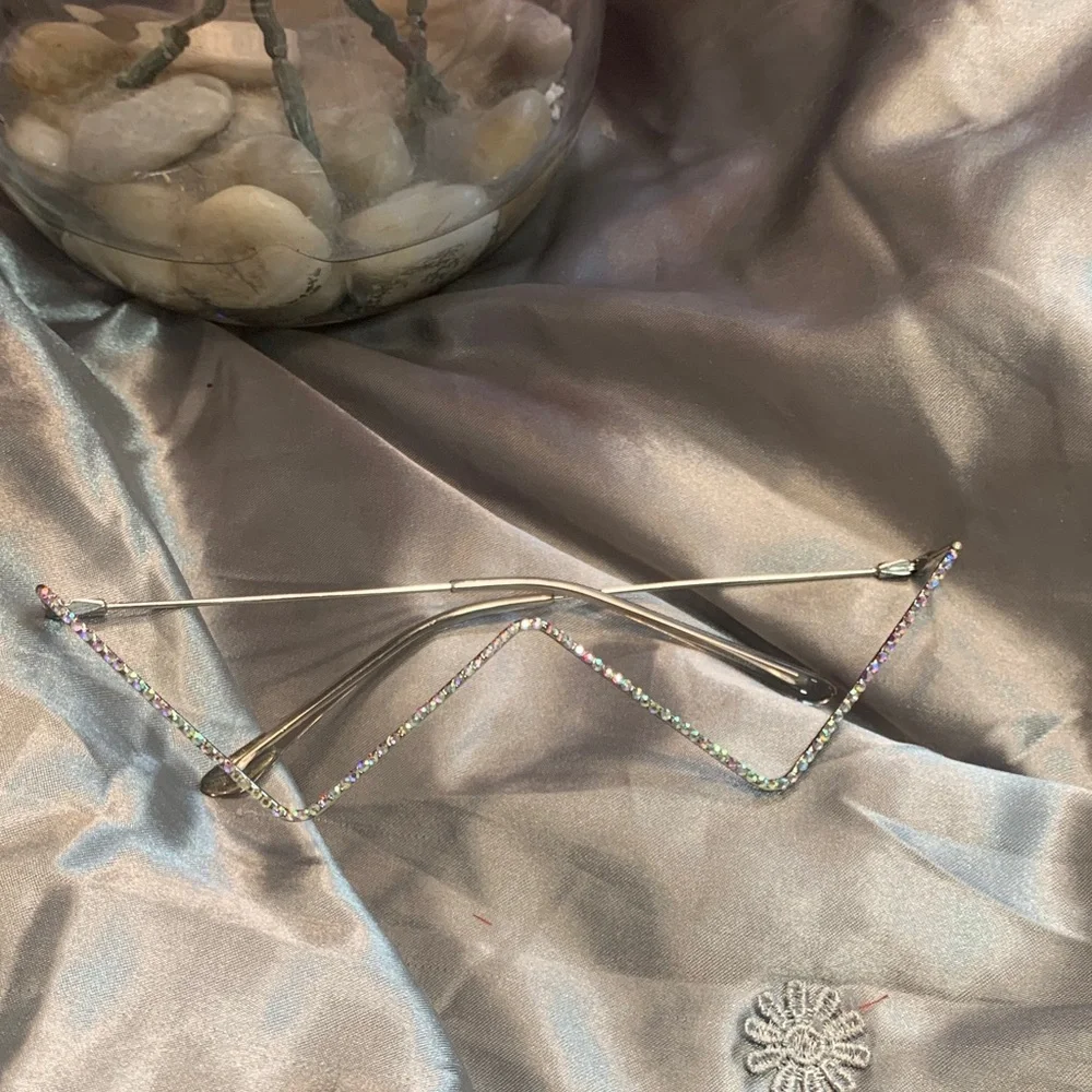 🌹W shaped Crystal-Embellished Silver Tone Rimless Sunglasses